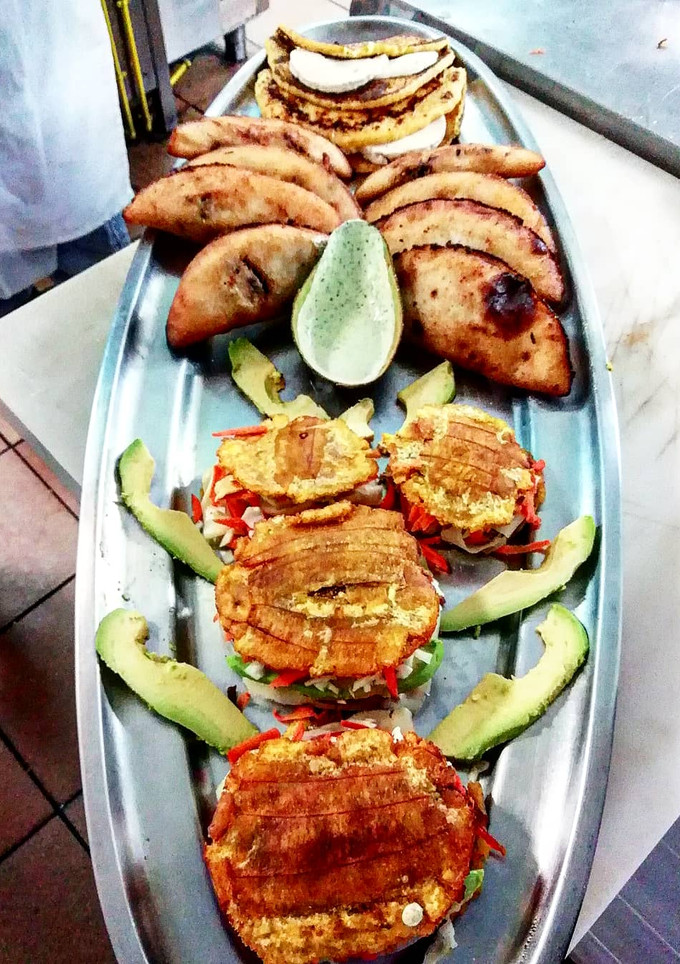 Una foto de Empanadas y patacón venezolano