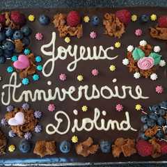 A picture of Gâteau d'anniv crème chocolat blanc et coulis fruit rouge.