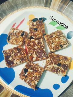 ड्राय फ्रूट एनर्जी बार (Dry Fruits Energy Bar Recipe In Marathi) रेसिपी चे मुख्य फोटो