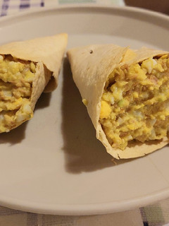 Una foto de Conitos de atún, palta y huevo duro