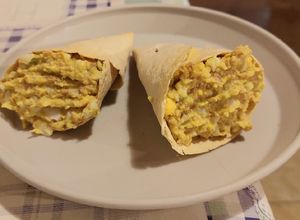 Una foto de Conitos de atún, palta y huevo duro