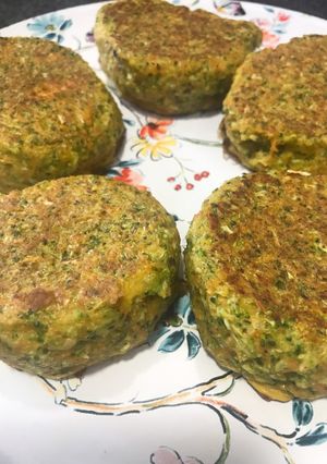 Una foto de Hamburguesas de zanahoria y brócoli