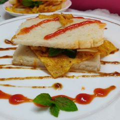 A picture of French fries bread toast sandwich 🥪.