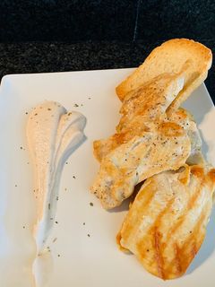 Una foto de Pollo a la plancha con trampantojo de all-i-oli🧄🧄