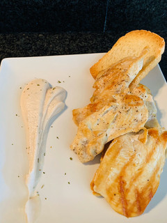 Una foto de Pollo a la plancha con trampantojo de all-i-oli🧄🧄