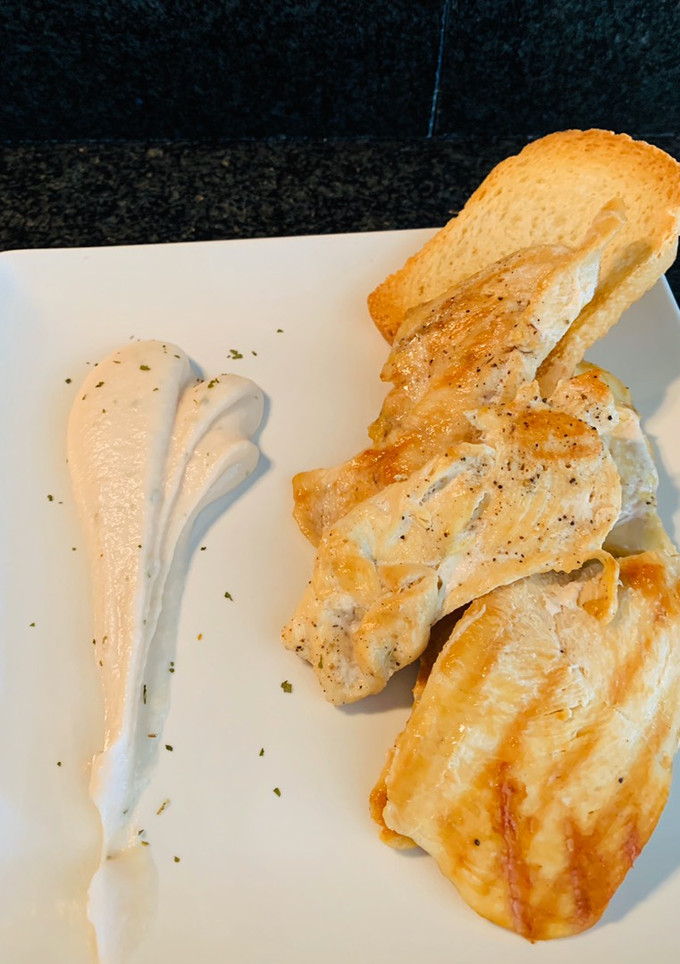 Una foto de Pollo a la plancha con trampantojo de all-i-oli🧄🧄
