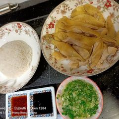 A picture of Hainan Chicken Rice (Nasi Ayam Hainan).