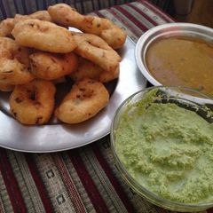 A picture of Medu Vada sambar.