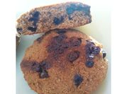 Una foto de galletita integral con chips