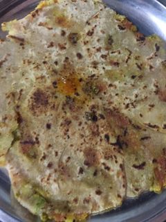 गाजर पराठा साथ में मटर (Carrot paratha with peas recipe in hindi) रेसिपी मुख्य फोटो