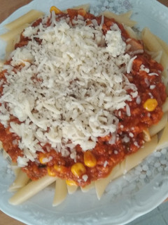 Una foto de Macarrones boloñesa y hierbabuena