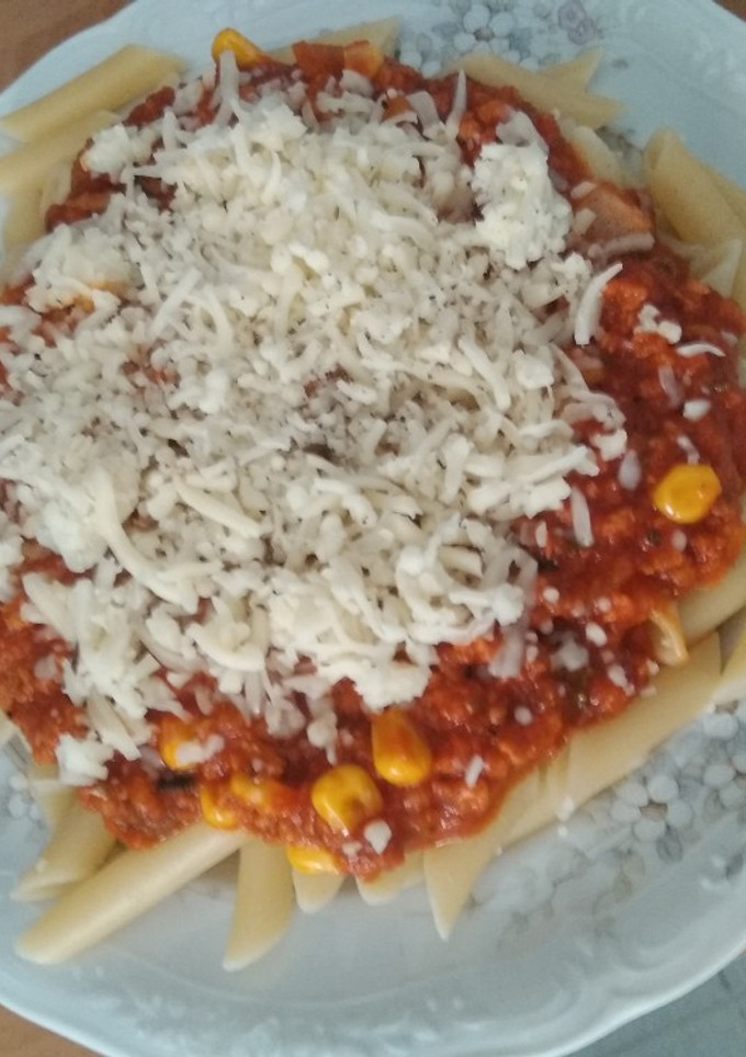 Una foto de Macarrones boloñesa y hierbabuena