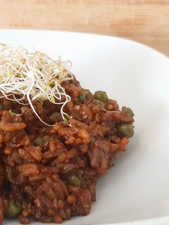 Una foto de Arroz frito 3 delicias con salsa de soja