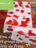 Gelatina de yogurt griego y mosaicos de fresa