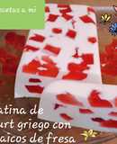 Gelatina de yogurt griego y mosaicos de fresa