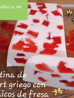 Una foto de Gelatina de yogurt griego y mosaicos de fresa