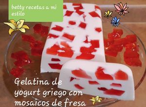 Una foto de Gelatina de yogurt griego y mosaicos de fresa
