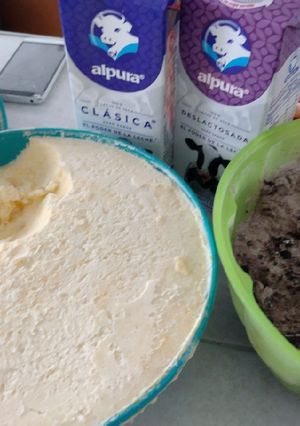 Una foto de Helado casero de durazno con queso