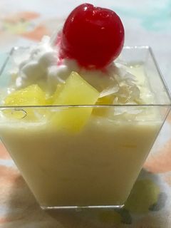 Una foto de Shots de postre de piña colada