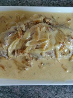 Una foto de Solomillo de cerdo relleno encebollado con salsa de nata e higos