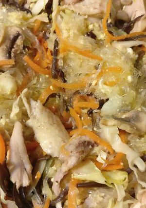 A picture of Stirfried chicken mung bean vermicelli.