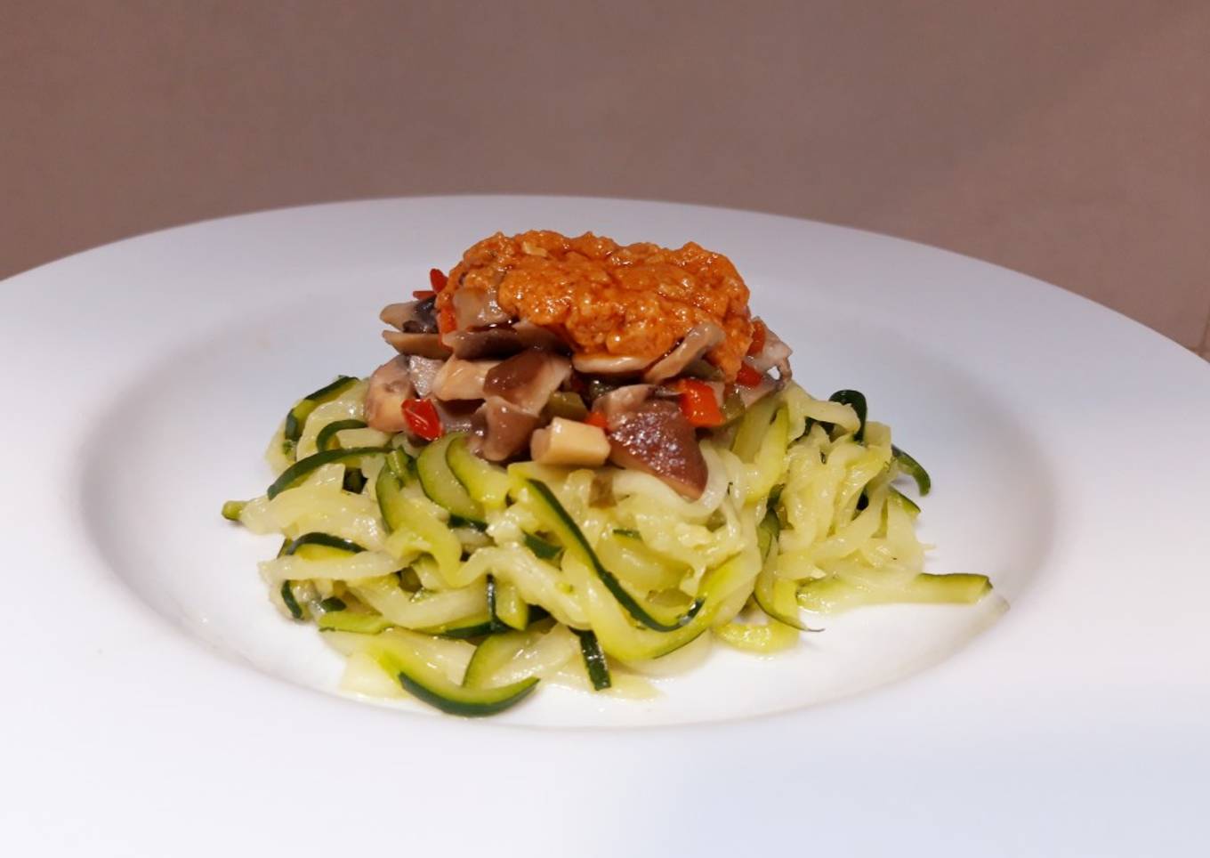 Espaguetis de calabacín con setas y romesco