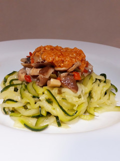 Una foto de Espaguetis de calabacín con setas y romesco