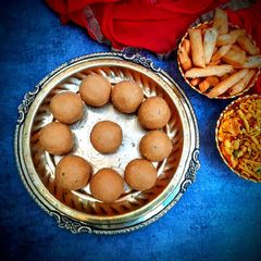 A picture of Aata Suji ladoo.