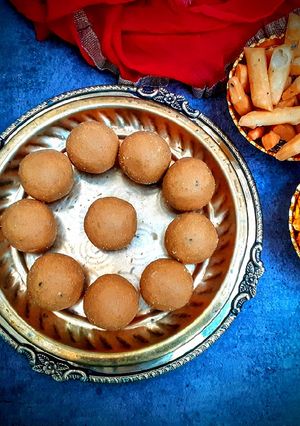 A picture of Aata Suji ladoo.