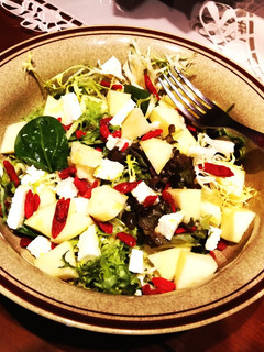 Una foto de Ensalada Florette con queso feta, bayas goji y manzana