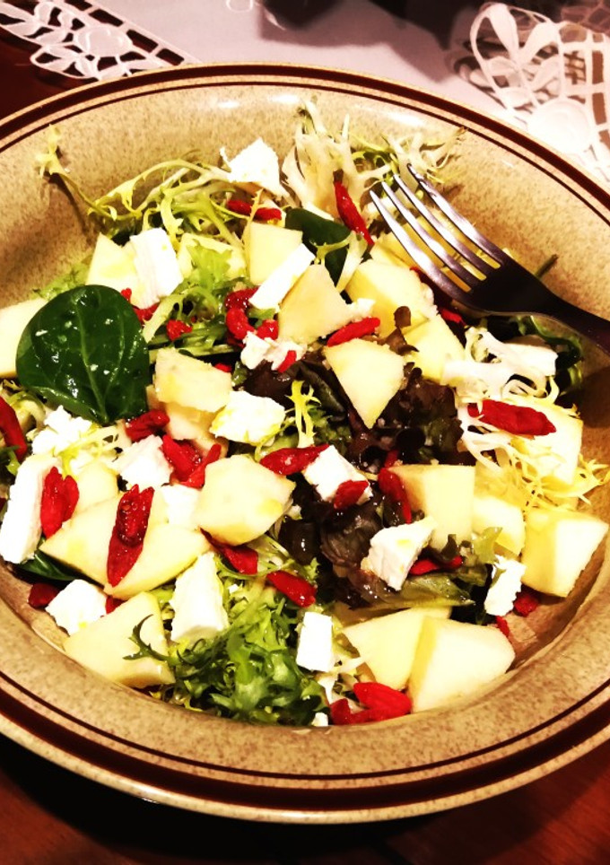 Una foto de Ensalada Florette con queso feta, bayas goji y manzana