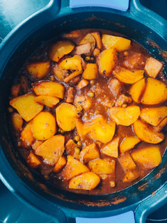 Una foto de Sepia con patatas guisada en salsa de tomate con guisantes