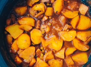 Foto principal de Sepia con patatas guisada en salsa de tomate con guisantes