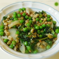 A picture of A green koottu with Mung, green peas, and kale.