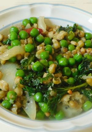 A picture of A green koottu with Mung, green peas, and kale.