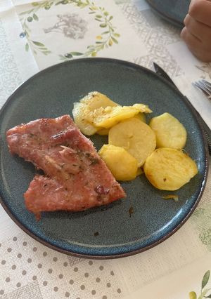 Una foto de Costillas al ajillo de Consum con patatas al ajillo