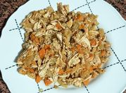 Una foto de pechugas de pollo fileteada
