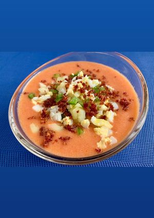 Foto principal de Crema de gazpacho asalmorejado con guarnición de verduras, jamón y huevo