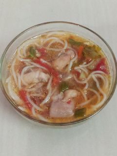 চিকেন ভেজ নুডুলস স্যুপ  (chicken veg noodles soup recipe in bengali) রেসিপির প্রধান ছবি