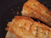 Una foto de corvina en salsa