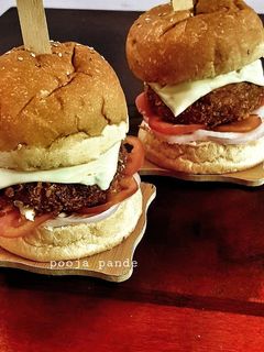 आलू चीज़ टिक्की बर्गर(Aloo cheese tikki burger recipe in Hindi) रेसिपी मुख्य फोटो