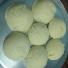A picture of Rawa idli.