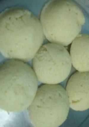 A picture of Rawa idli.