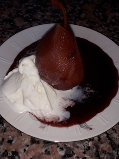 Una foto de Peras al vino tinto