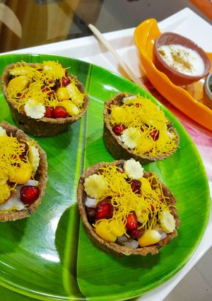 बेक्ड मेथी नाचनी कटोरी विथ स्प्राउट चाट Baked methi nachani katori with sprout chaat recipe in hindi रेसिपी मुख्य फोटो