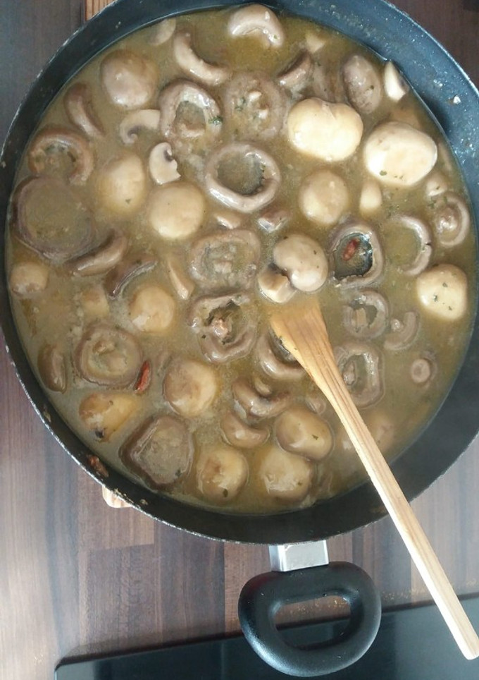 Una foto de Champiñones en salsa picante😋