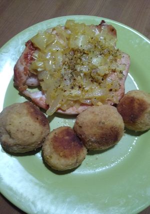 Una foto de Pollo a la mostaza salteado con cebolla y bombas de papa