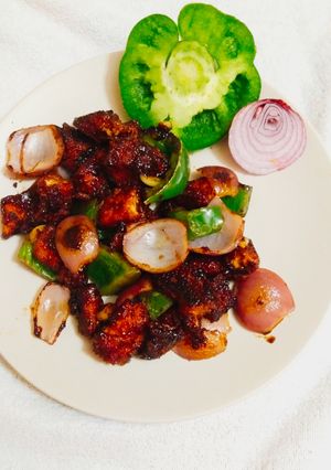 A picture of Chicken saute with black pepper sauce.