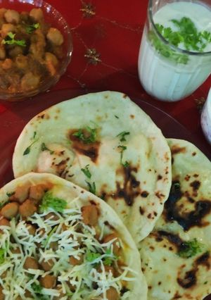 A picture of Chhole Kulcha.