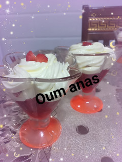 صورة لوصفة تحلية الفراولة وكريمة الشانتيي 🍓